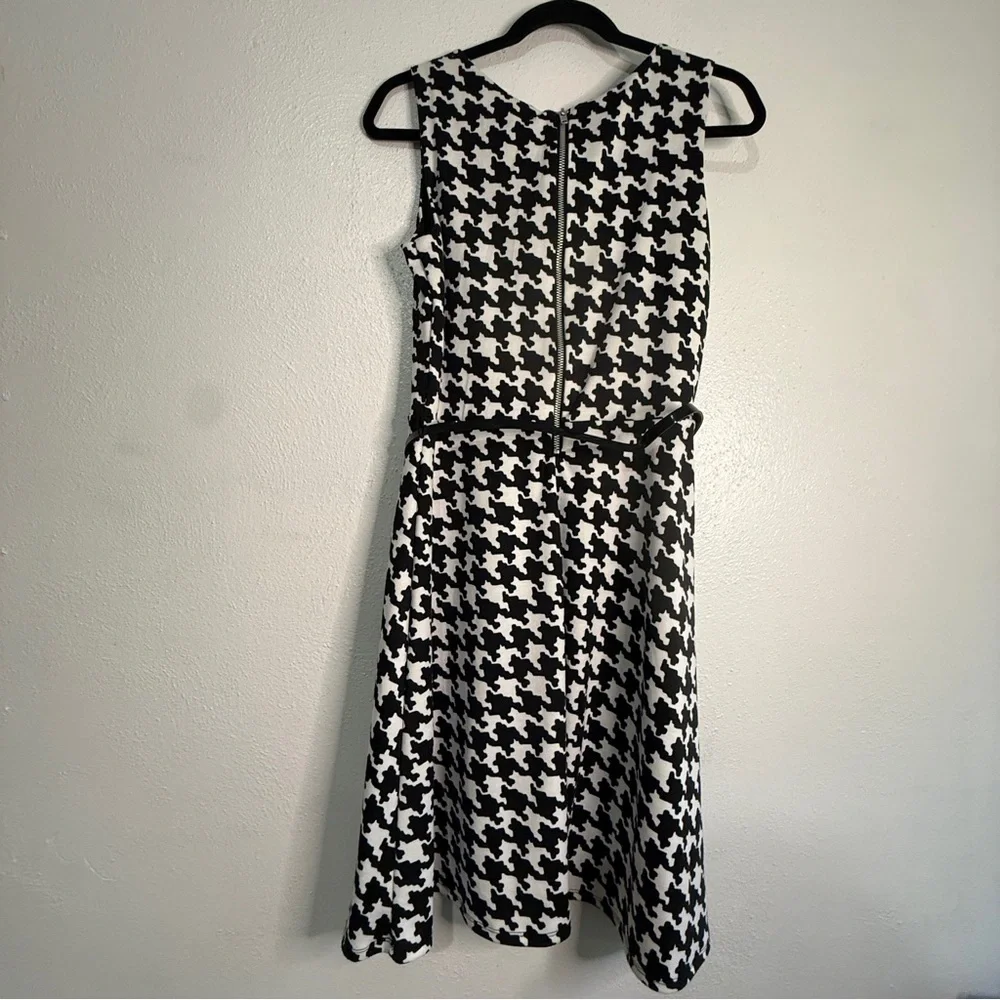 New Directions Black & White Houndstooth Sleeveless Dress, belted waist. Sz M. - Picture 5 of 8